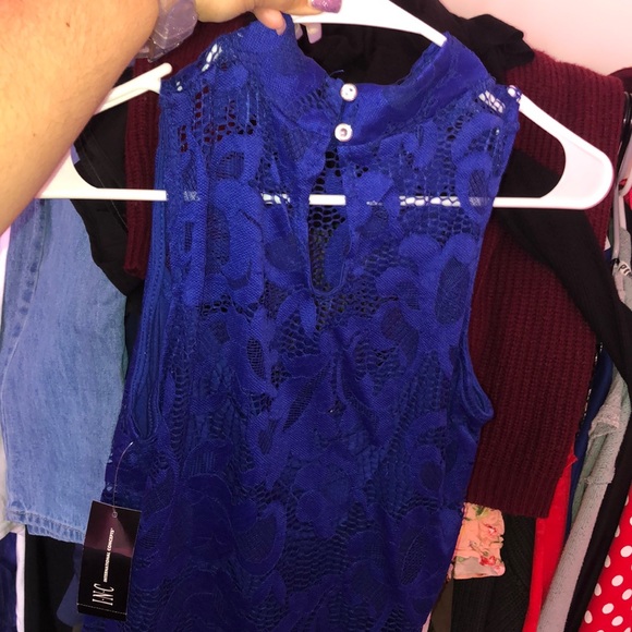 Blue top with pattern - Picture 2 of 2